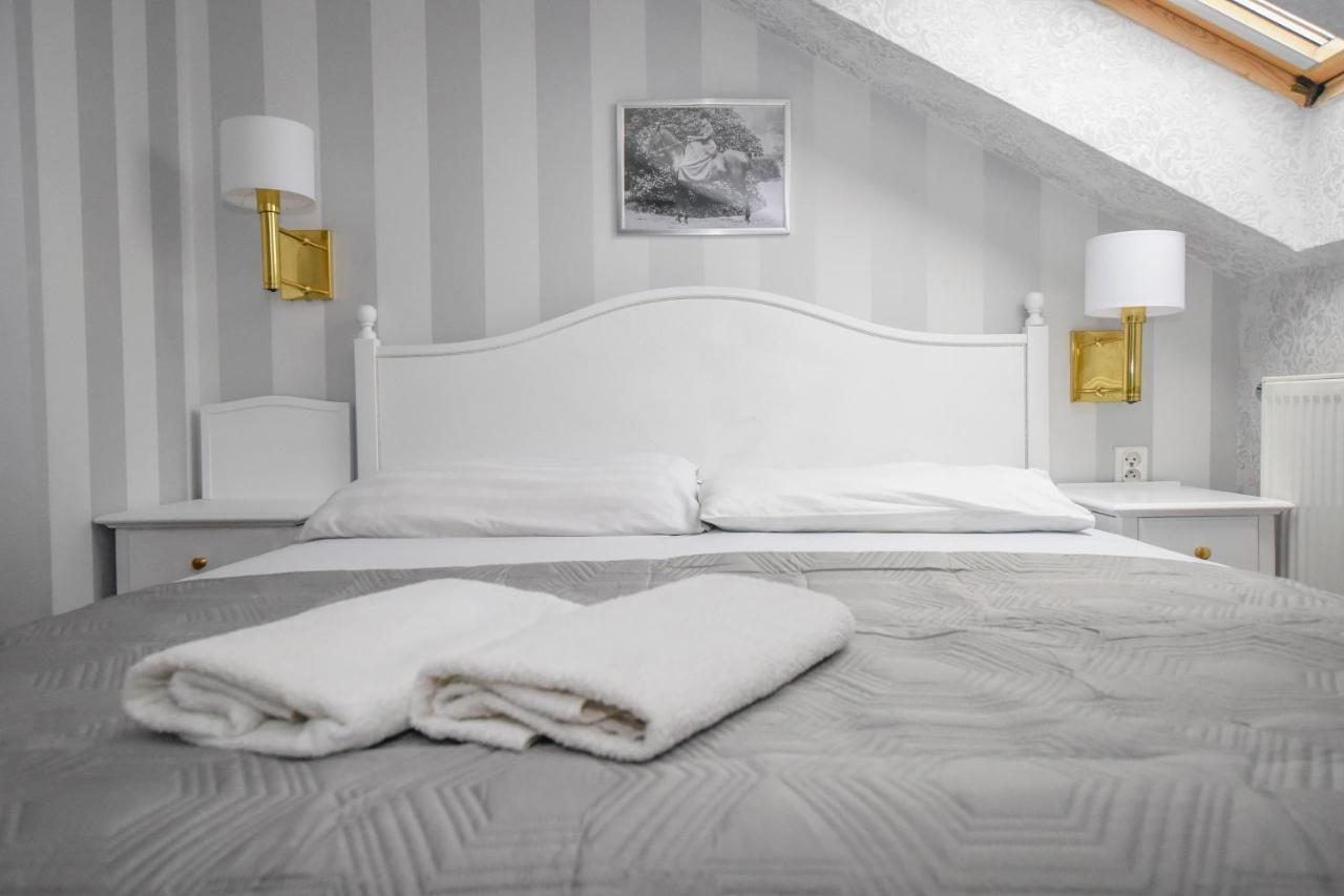 Dwor Ostoia Hotel Rymanow Luaran gambar