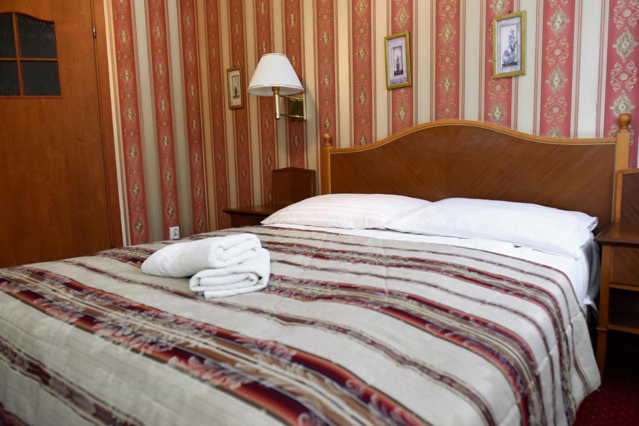 Dwor Ostoia Hotel Rymanow Luaran gambar