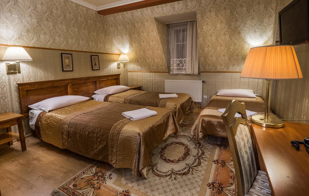 Dwor Ostoia Hotel Rymanow Luaran gambar
