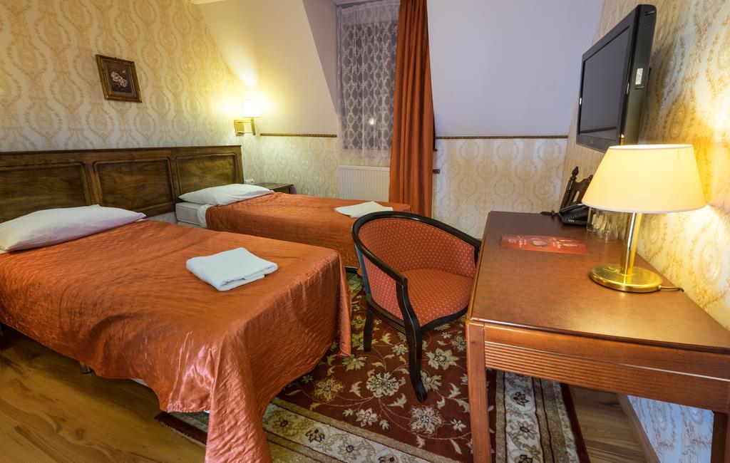 Dwor Ostoia Hotel Rymanow Luaran gambar