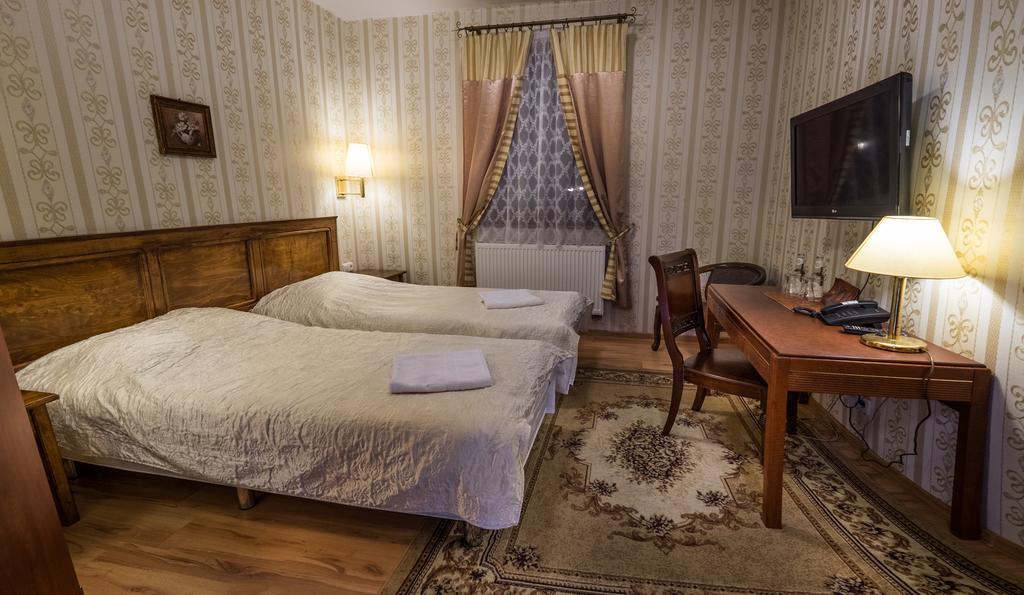 Dwor Ostoia Hotel Rymanow Luaran gambar