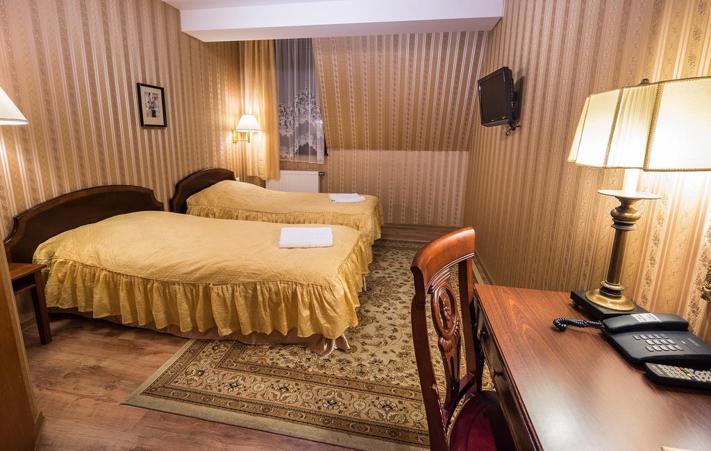 Dwor Ostoia Hotel Rymanow Luaran gambar